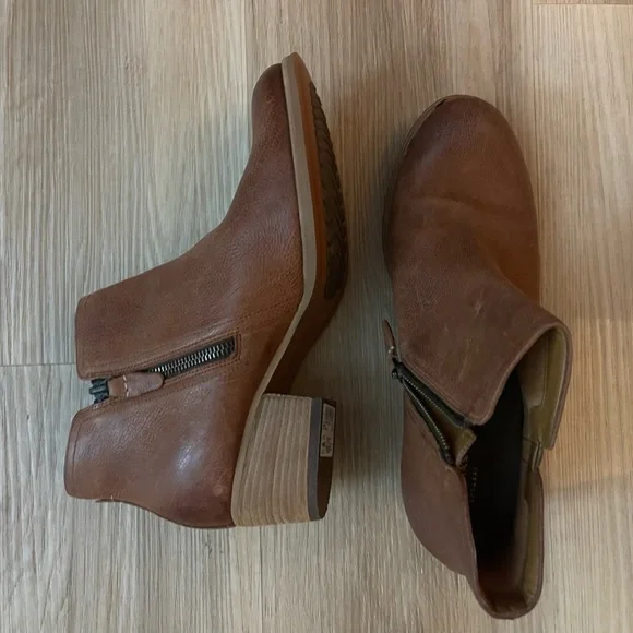 Clarks Brown Ankle Boots - Picture 1 of 5